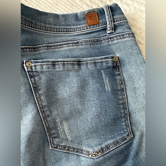 Democracy Distressed Denim Crops (size 12) - Picture 4 of 8